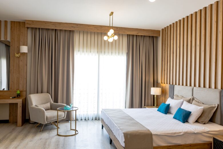 Paradisos Hotel Lefkoşa — ahşap detaylı, aydınlık konaklama odası
